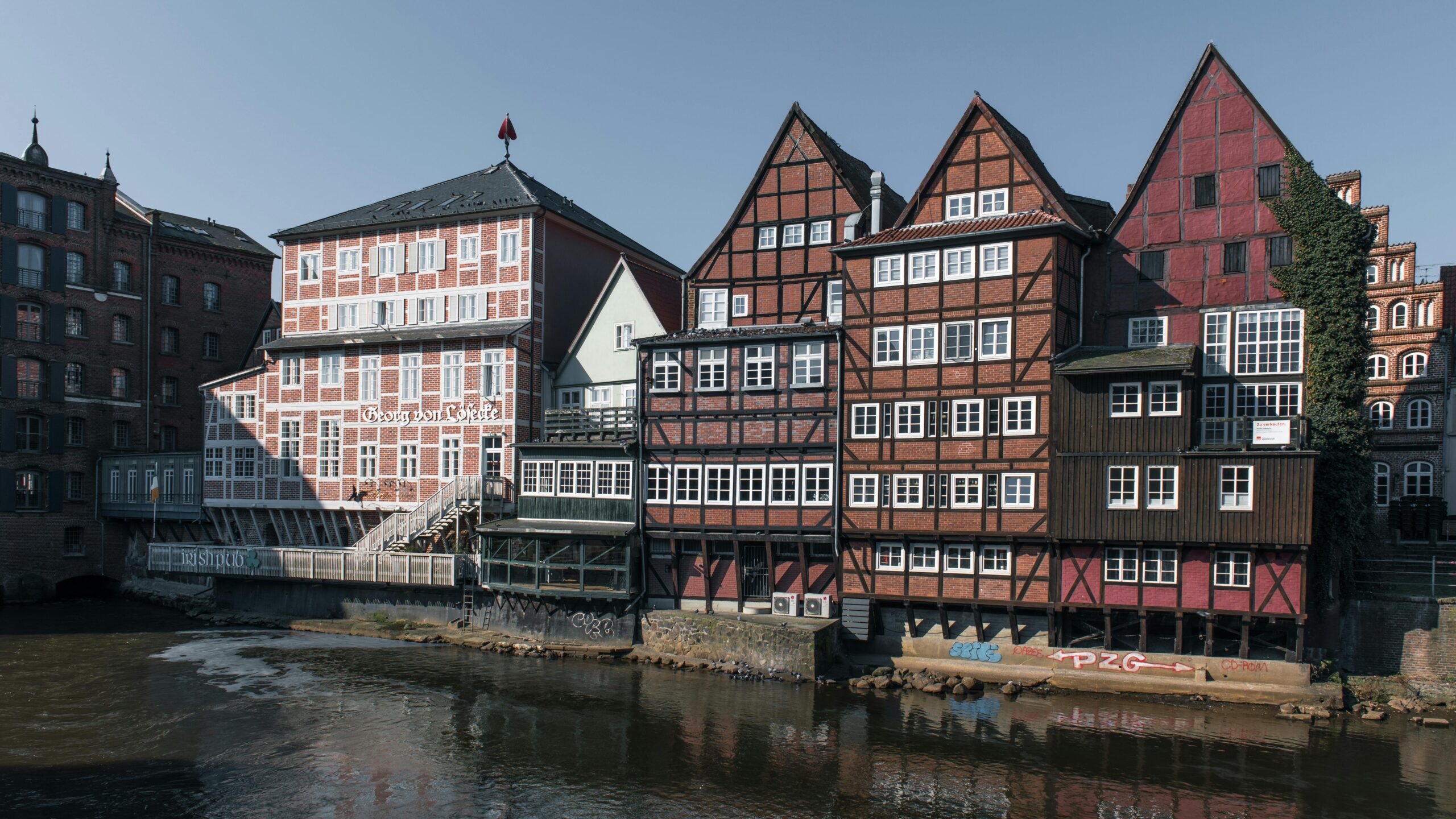 pexels-wolfgang-weiser-467045605-31399272 Danke Lüneburg 4 Immobiliengutachter Verkehrswertgutachten